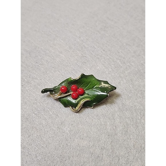 The Unbranded Brand Jewelry - Vintage green holly leaf & red berries enamel brooch gold tone holiday pin